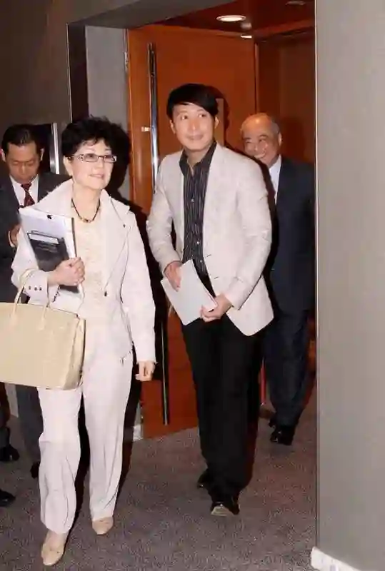 黎明现身女儿学校运动会，他58岁还年轻帅气，老婆罕见露面长相很普通！