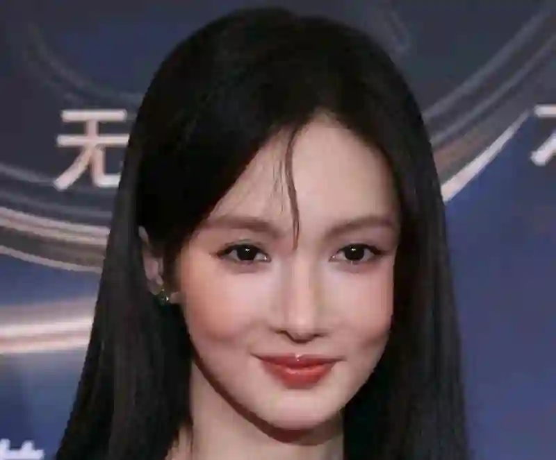 微博电影之夜，金晨脸僵鼻子歪，科技感拉满，动脸的后遗症太大了