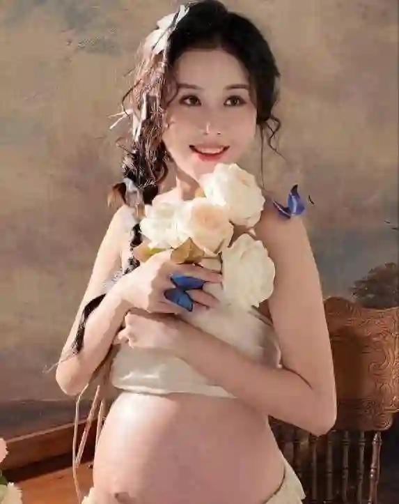 比陈婷还狠？三胎后即整容隆胸，走得越来越偏，实在可怕！