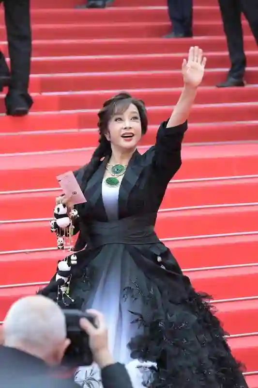 刘晓庆采访回应偷税指控：不需要澄清，这完全是诬陷