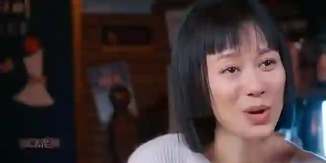 47岁倪虹洁痛哭失控，父亲冷漠无视，儿子直喊大名，人生中年不敢再婚