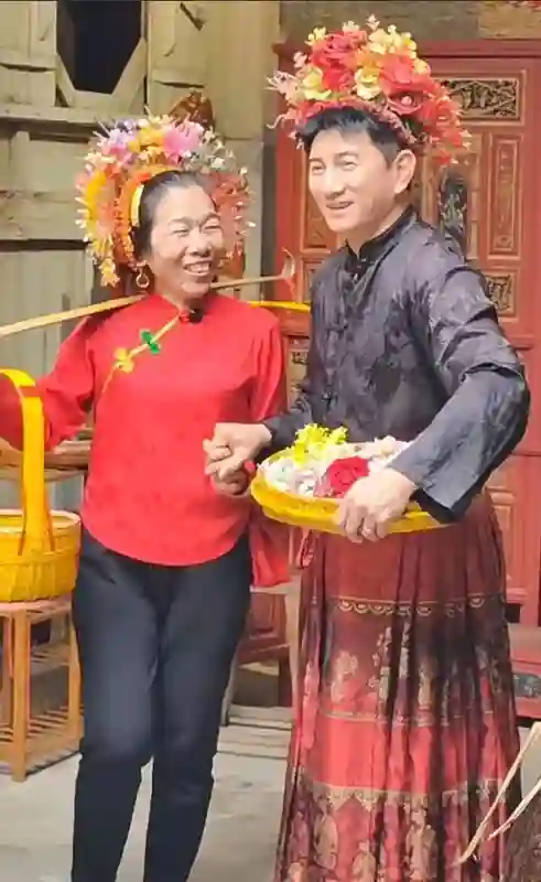 54岁吴奇隆体验簪花！打扮帅气显年轻有点发福，轮到刘诗诗带娃了
