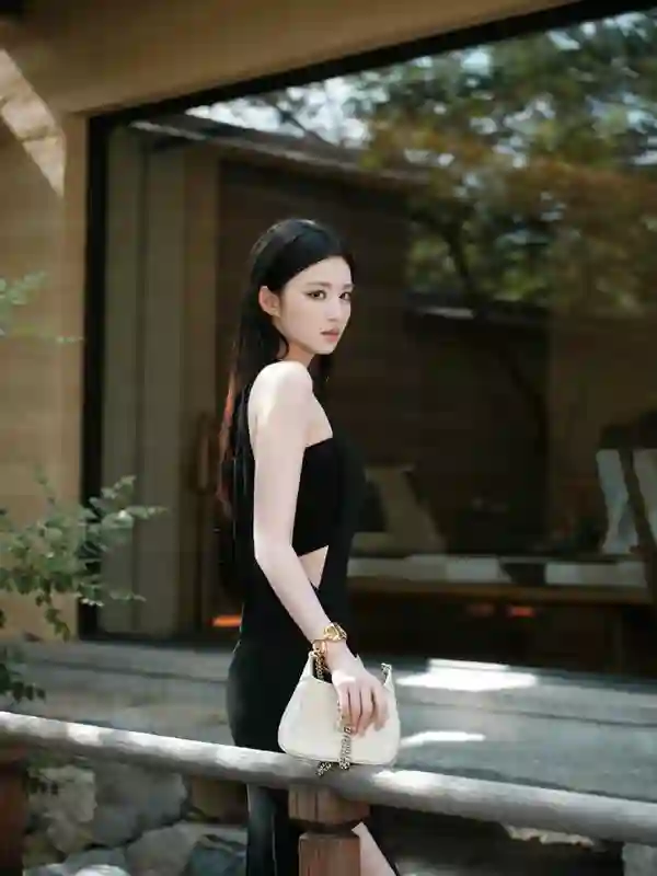 黑裙开衩显曲线！王楚然黑长直造型冷艳酷飒