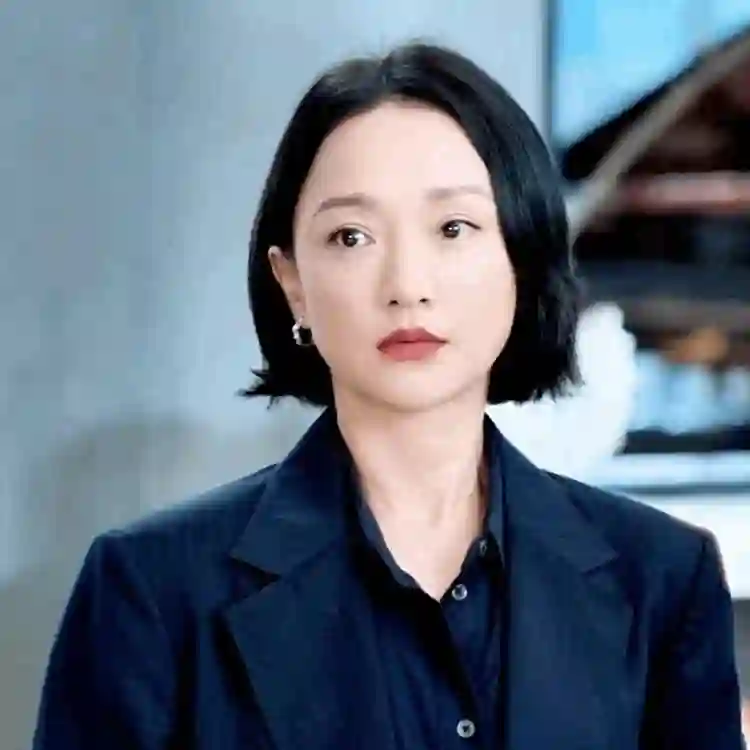 51岁周迅：“丁克”半辈子，低调现身肿瘤医院，今人体画价值千万