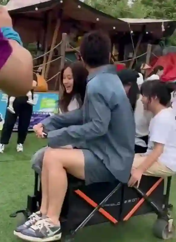贾乃亮李小璐离婚后首合体引热议：避嫌不避责，女儿成最大赢家