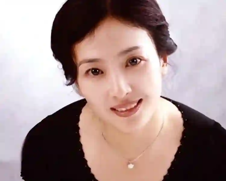 刘亦菲母亲刘晓莉：长得比女儿还漂亮，两婚两离，66岁单身也幸福