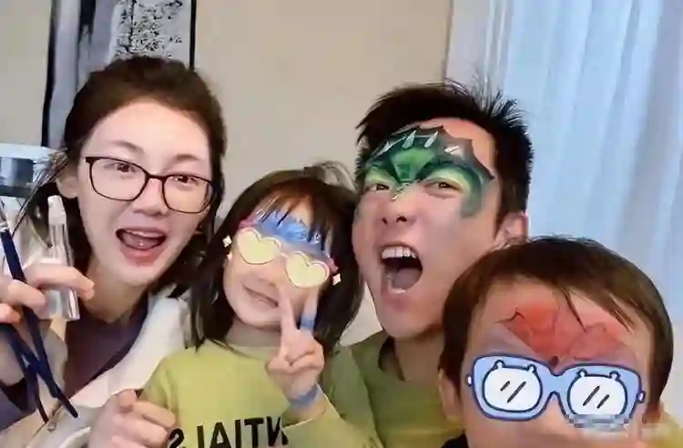 郑恺夫妇买珠宝被偶遇，苗苗穿大码短袖遮身材，外八严重像怀4胎