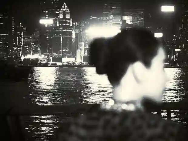 复古豹纹裙配维港风情，张柏芝港风经典穿搭梦回《喜剧之王》