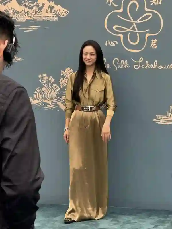 这一夜，胸下垂还穿深V的刘嘉玲，在“长裙裹身”的汤唯面前尴尬