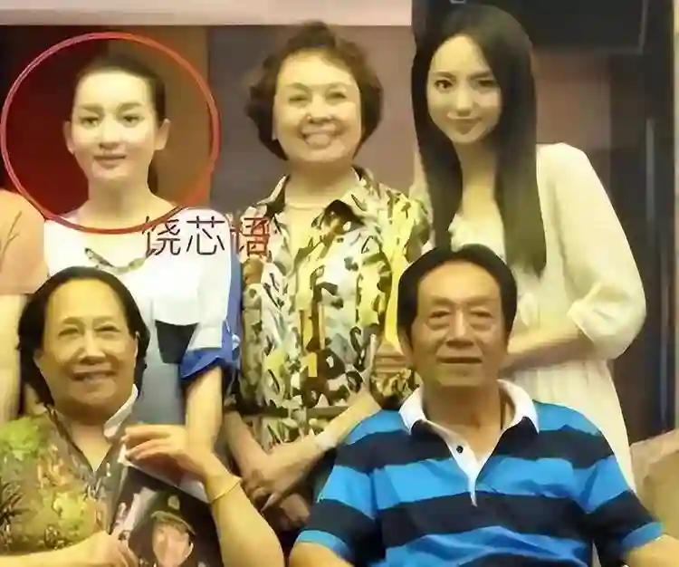 恩爱了11年，79岁的王奎荣开始衰老萎缩，42岁的饶芯语正绚烂如花
