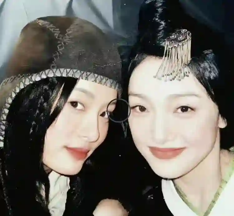周迅又矮又瘦到底算不算美女？看她年轻照片，才知美人在骨不在皮