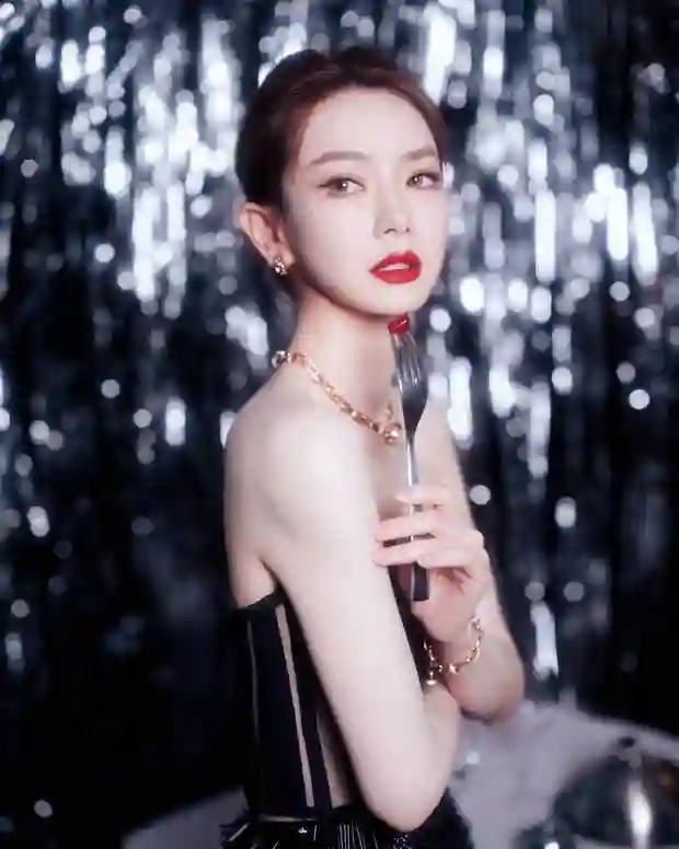 戚薇黑色抹胸亮片裙写真曝光 红唇烈焰演绎摩登性感