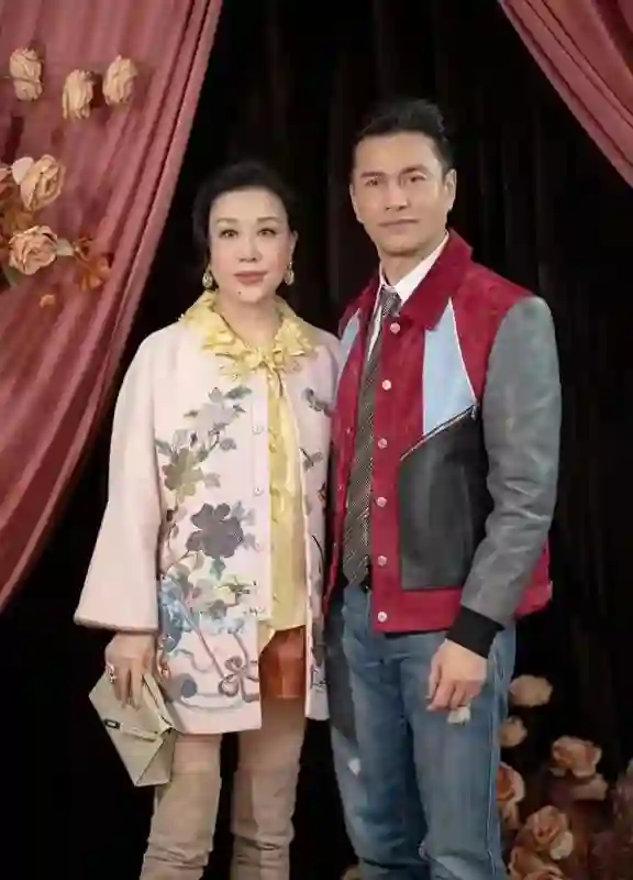 70岁吕良伟去普陀山，穿居士服祈福，杨小娟状态差，看起来好显老
