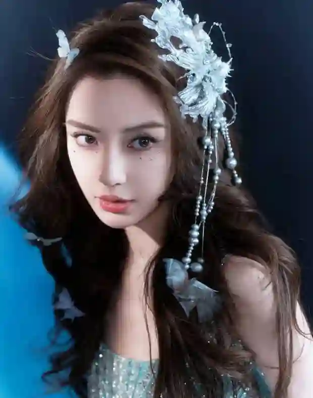 Angelababy 碎钻裙化身人鱼公主 露美背优雅性感