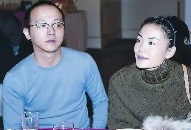 港媒放出锋菲超甜高清旧照，王菲谈谢霆锋“除了缘分还能说什么”