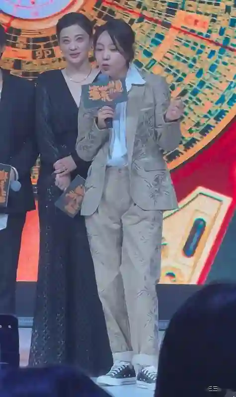 女演员同框:闫妮“大姐”气场，左小青脸有些肿，颖儿太出挑了