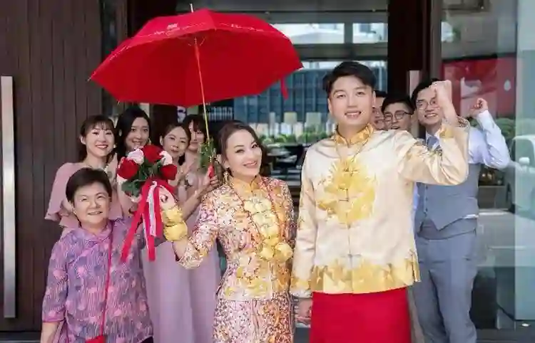 恭喜！香港知名星二代大婚，戴各种金器风光出嫁，去年宣布生女