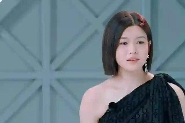 42岁陈妍希录综艺，斜方肌突出脖子又短又粗好显胖，太不上镜了
