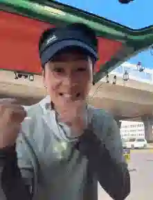 网上唯一不招人烦的“卖惨”，是这娱乐圈女神退圈摆摊