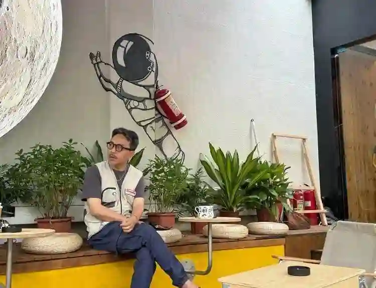 51岁汪涵在长沙街头喝咖啡，穿人字拖爱嚼槟榔，身上老人味明显