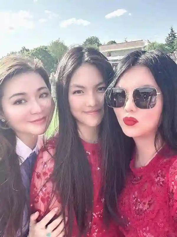 49岁李湘英国看马赛，母女俩穿透视装引热议，被嘲像两个老姐妹