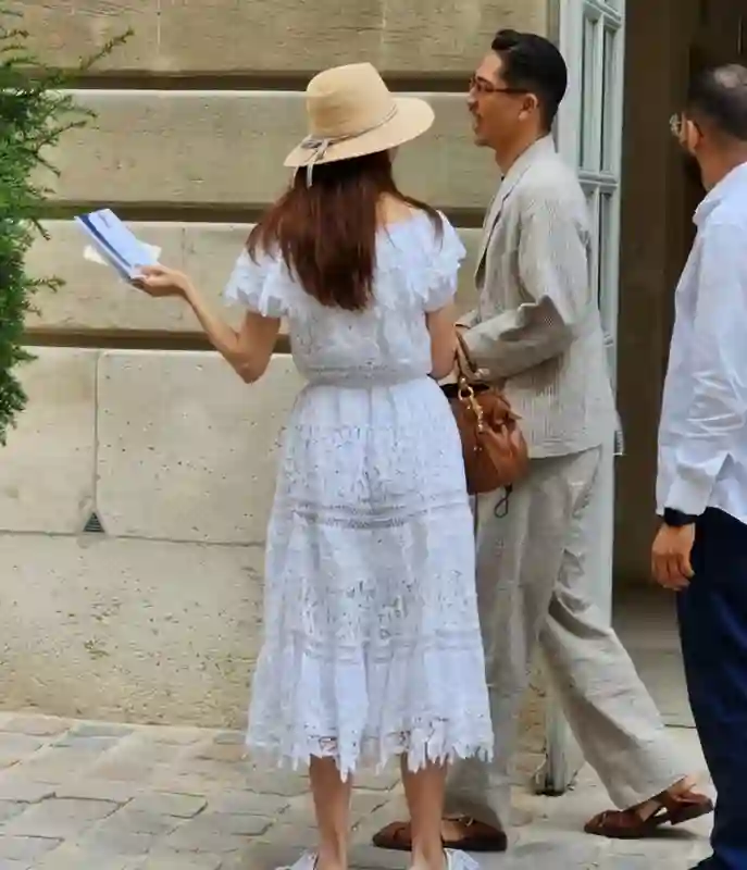 林志玲3岁儿子身高惊人，老公空手让老婆背大包，志玲被“日化”