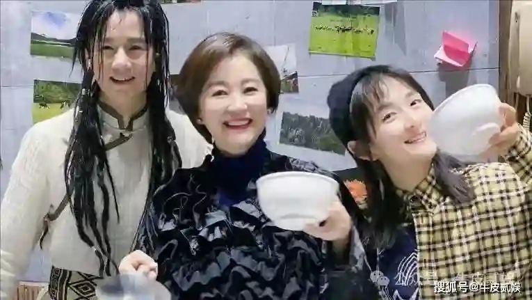 71岁林青霞被偶遇，穿着朴素，大妈味十足，面对衰老从容又洒脱