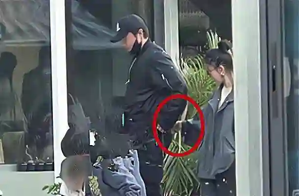 佟丽娅为陈思诚整理衣服疑似复婚！离婚后首同框，一家三口超有爱