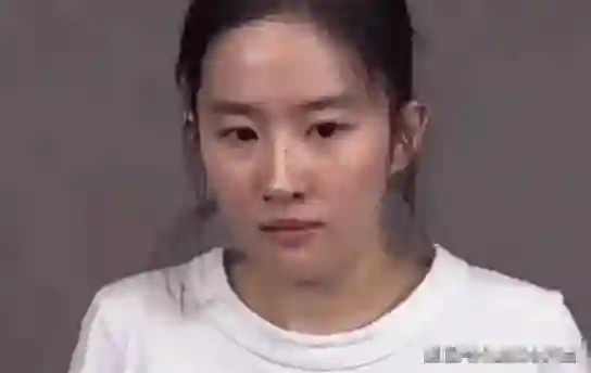 刘亦菲素颜出镜，与路人无差别，网友：这才是真实状态