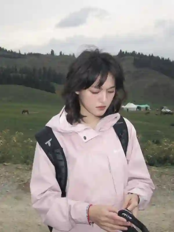 剪短还不够，赵丽颖的翘翘头“卷”得有点灵