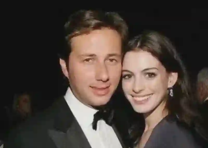 还记得安妮海瑟薇吗，小儿子撞脸《小鬼当家》男主？