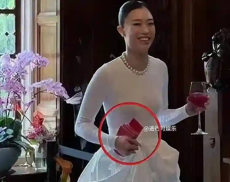 霍启刚弟弟订婚！未婚妻拿一堆红包笑开花，霍家三兄弟剩一人未婚