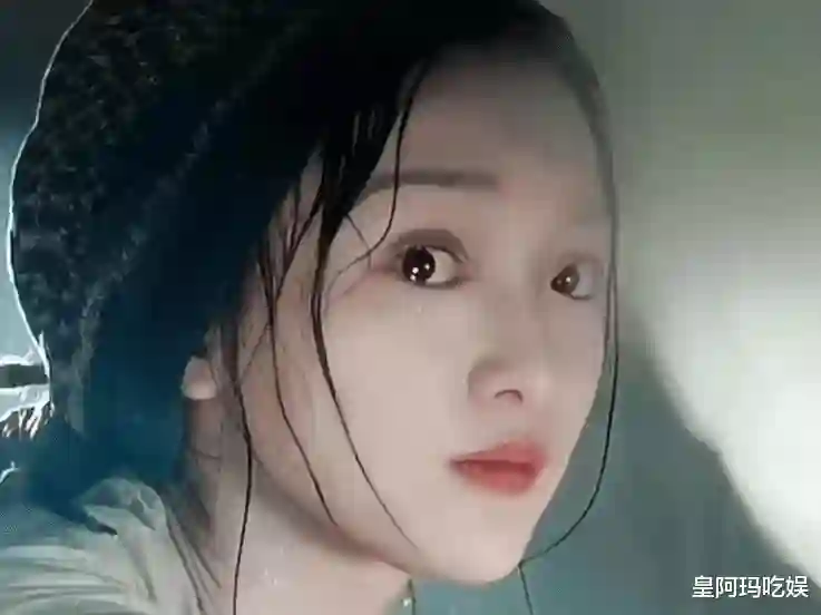50岁周迅为何如此苍老？无美颜皱纹满脸，宛如乡村老妪