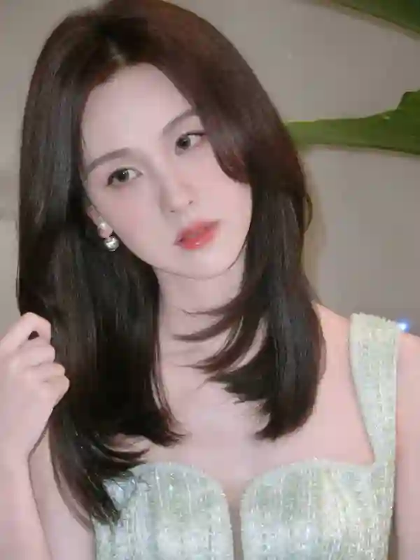 陈都灵身着薄荷绿抹胸裙，尽显清透仙气
