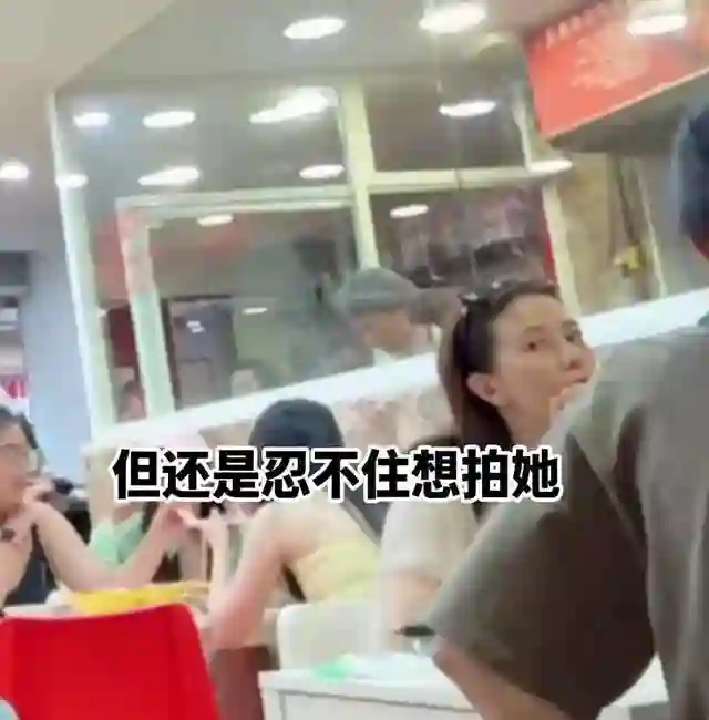 高圆圆在西班牙带女儿吃麻辣烫，女儿长相随爸爸，皮肤还有点黑