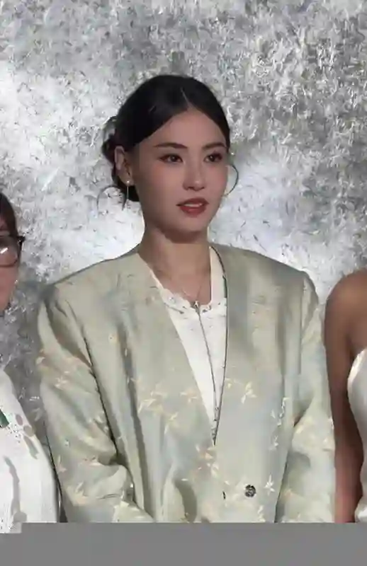 44岁张柏芝出席活动！穿新中式装扮美得像个娃娃，众人都抢着合影