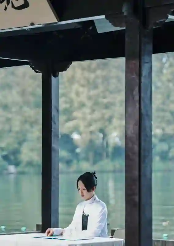 周迅西湖游玩，白色西装亮眼，优雅气质尽显！
