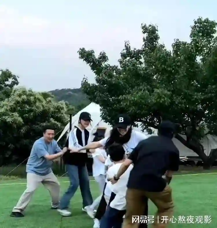 章子怡素颜带娃露营，草地狂奔超欢乐！醒醒姐弟共用一张脸