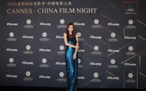 林志玲身着蓝色亮片裙躺卧礁石，如美人鱼般演绎秘境中的温柔诱惑