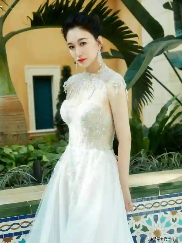 “倪虹洁身材好辣”上热搜，年过40岁身材获赞的女星还是有谁？