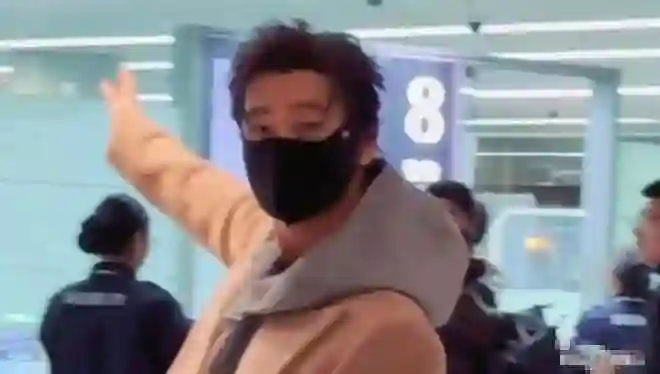 baby哭晕!黄晓明回上海与叶珂团聚!开心与网友打招呼,精神状况好