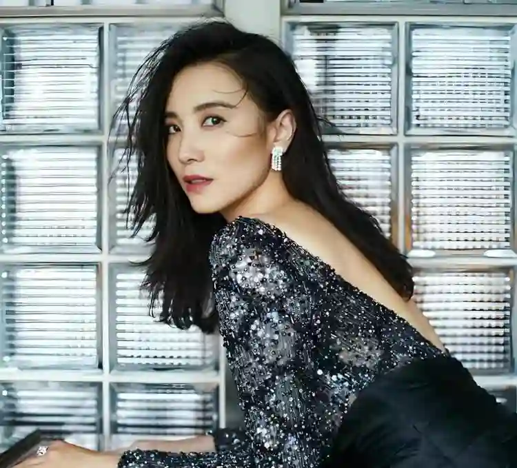 不愧是宋佳！谈帅哥、爱才子，却最终嫁给了小7岁的弟弟