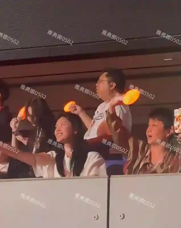 周杰伦演唱会偶遇奚梦瑶和婆婆梁安琪，婆媳俩挥动荧光棒全程开心