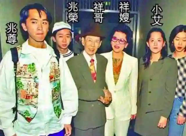 当代“韦小宝”邓兆尊，同时交往仨女友，最穷兜里就剩一亿