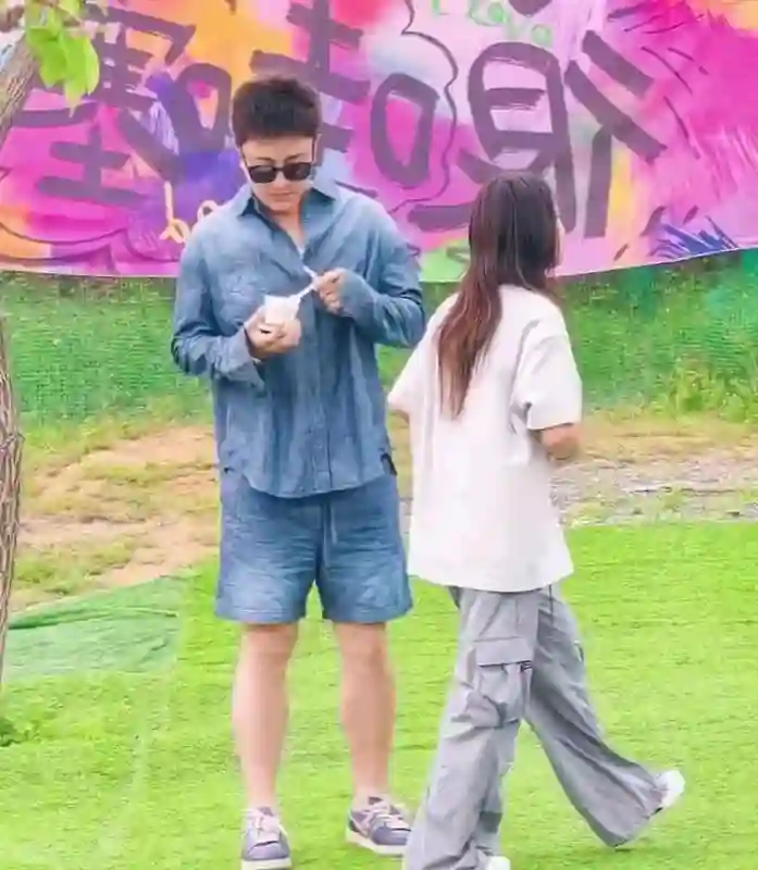 贾乃亮李小璐离婚后首合体引热议：避嫌不避责，女儿成最大赢家