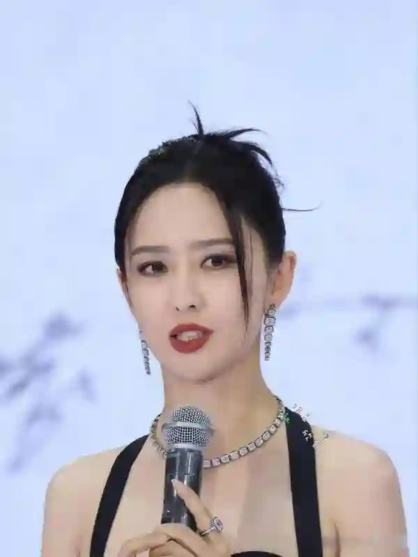 抖音红毯：宋佳再现“高级感”，倪虹洁人鱼裙造型太惊艳