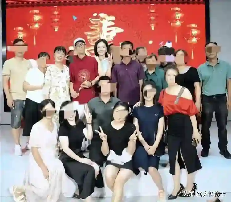 谢娜二舅生日宴曝光，摆了十几桌好热闹，谢娜和父母现身成焦点
