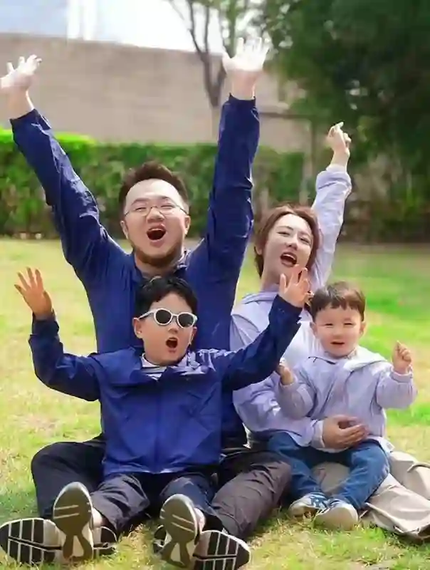 宋丹丹儿媳妇现状：整天烟不离手，和巴图相处像母子，俩孩超像他