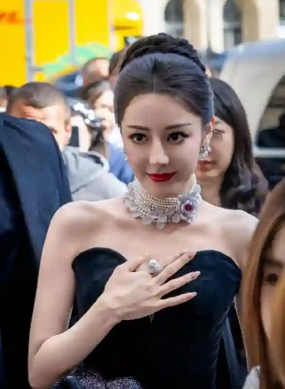 巴黎时装周：王一博帅翻，辛芷蕾脸圆了，迪丽热巴赫本风惊艳全场