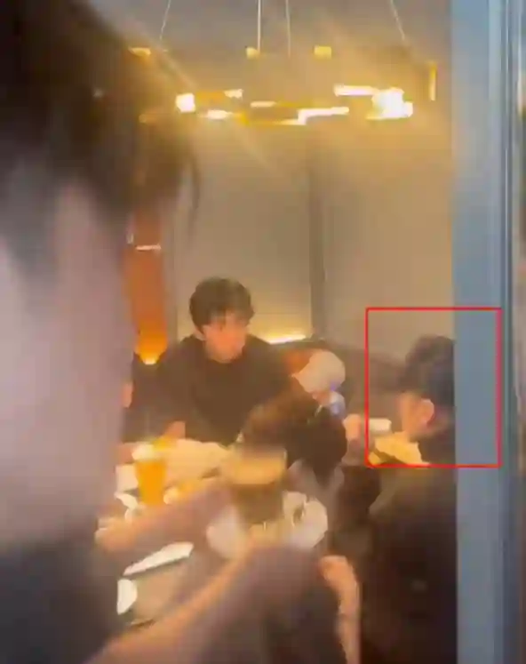 谢霆锋携振轩振南聚餐，兄弟俩青春帅气吸睛无数